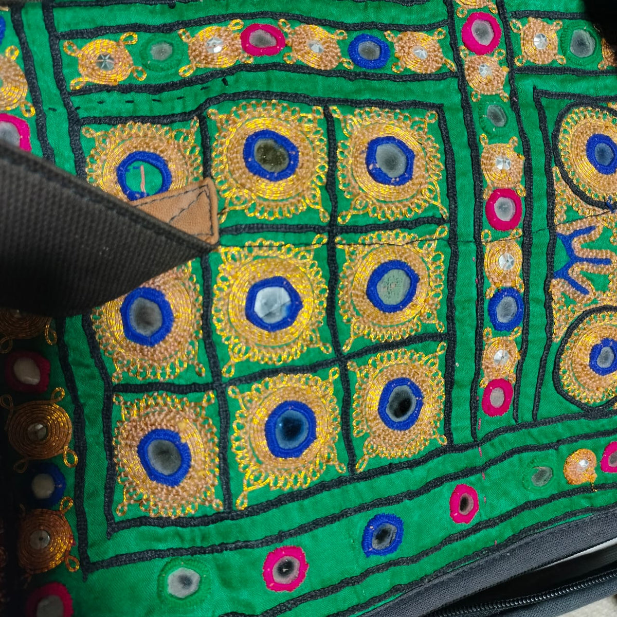 Vintage embroidered travel bag/duffle bag