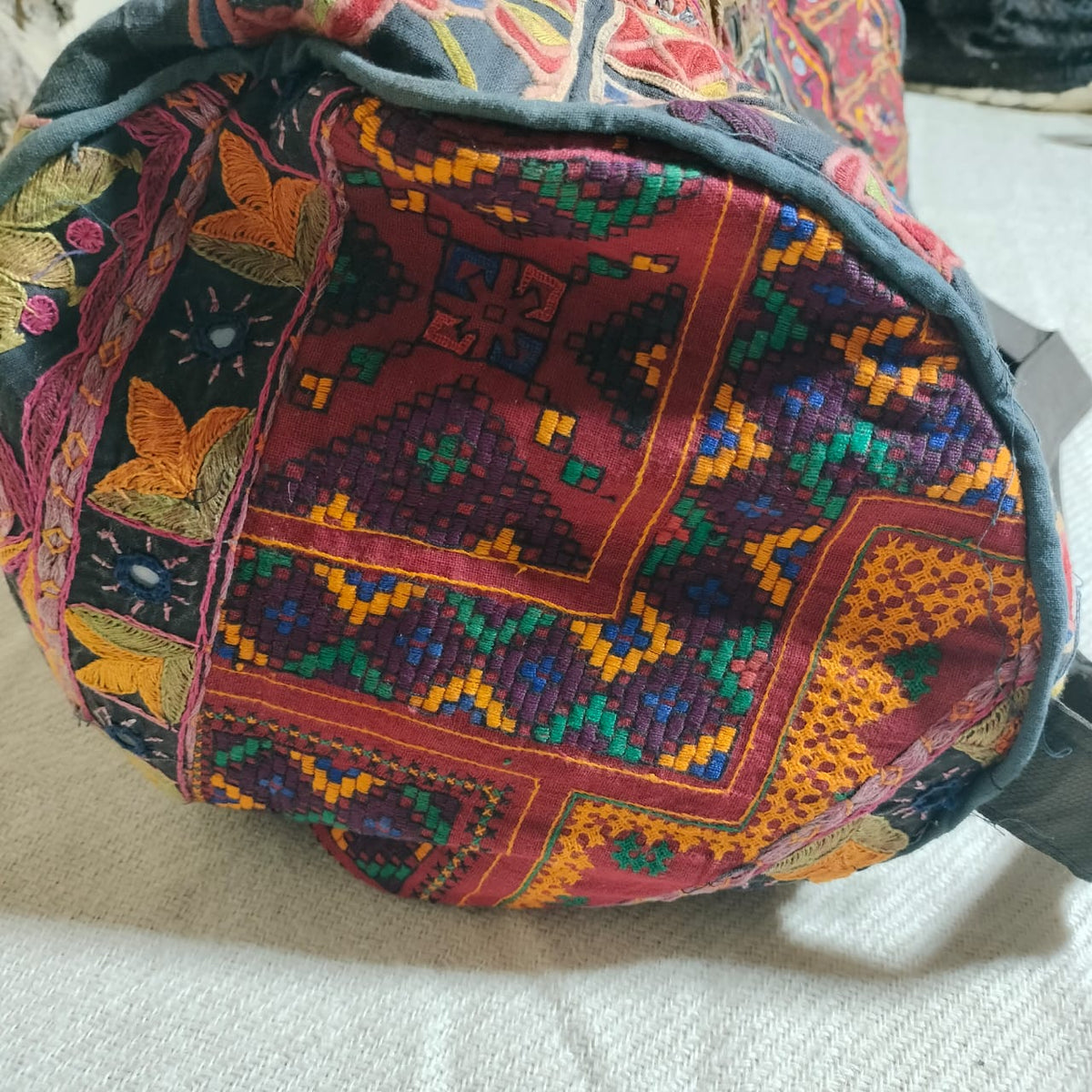 Vintage embroidered travel bag/duffle bag